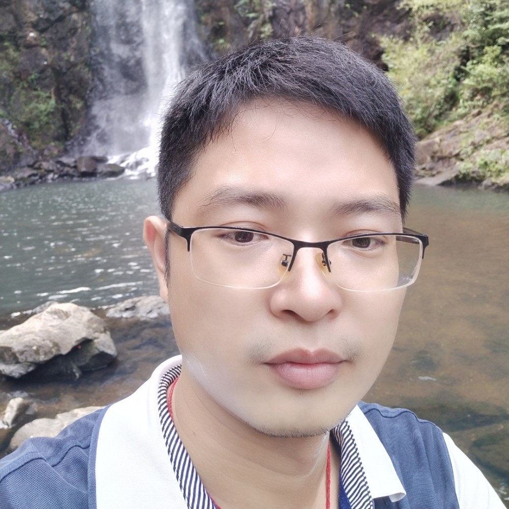 勤恳泪了草丛的照片
