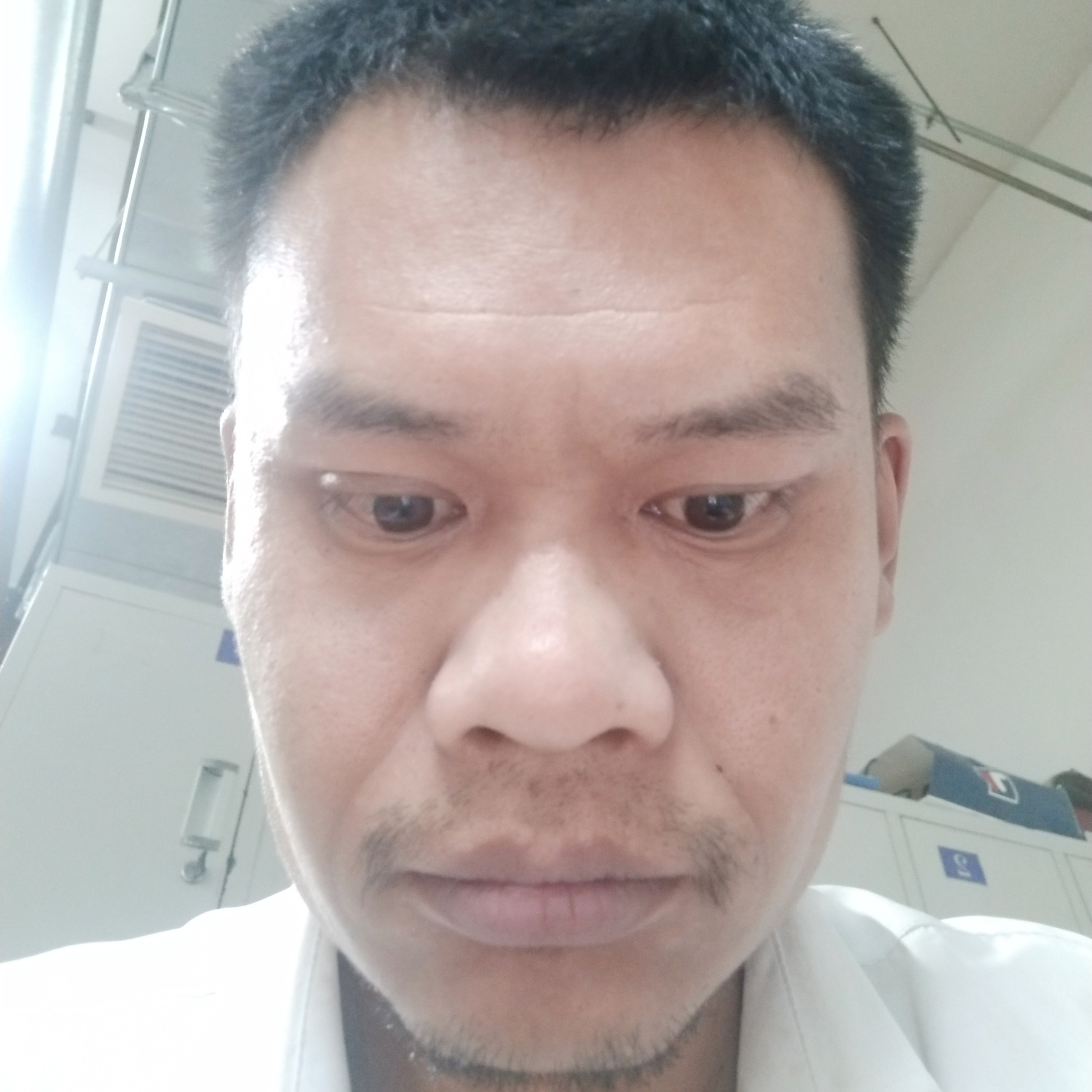 西装泪了安静的照片