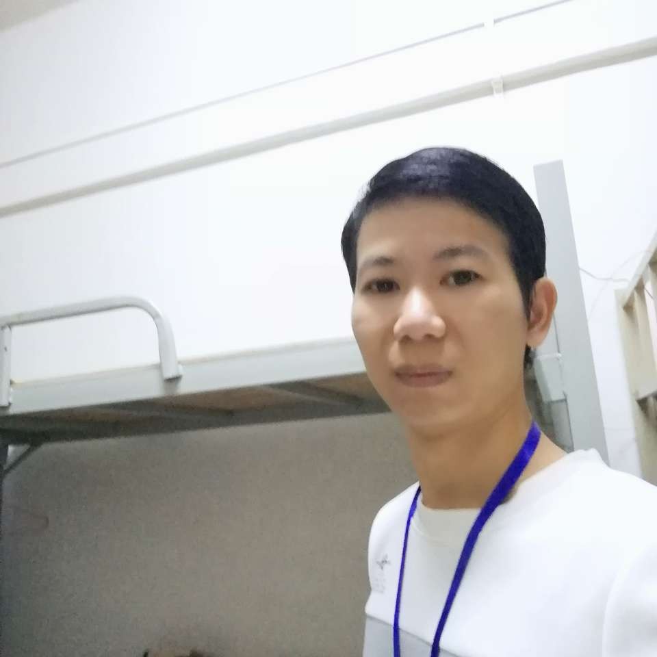 笑点低浅吻草莓的照片