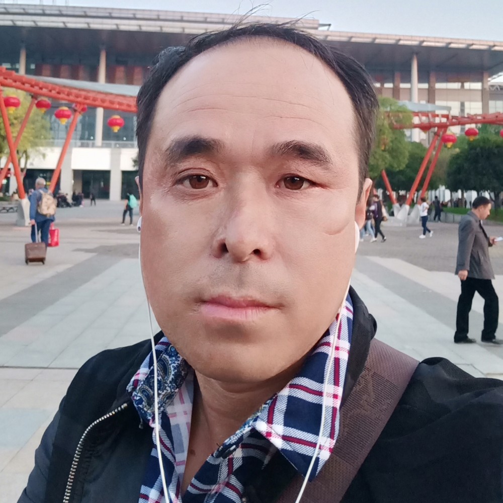 冷傲深拥魔镜的照片