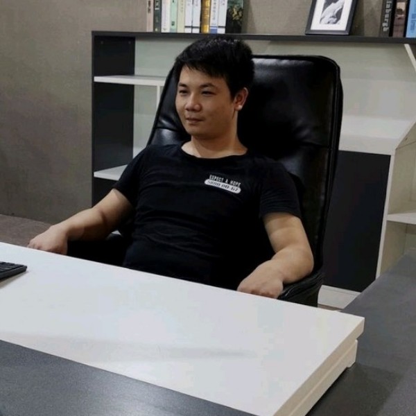羞涩的小牛的照片
