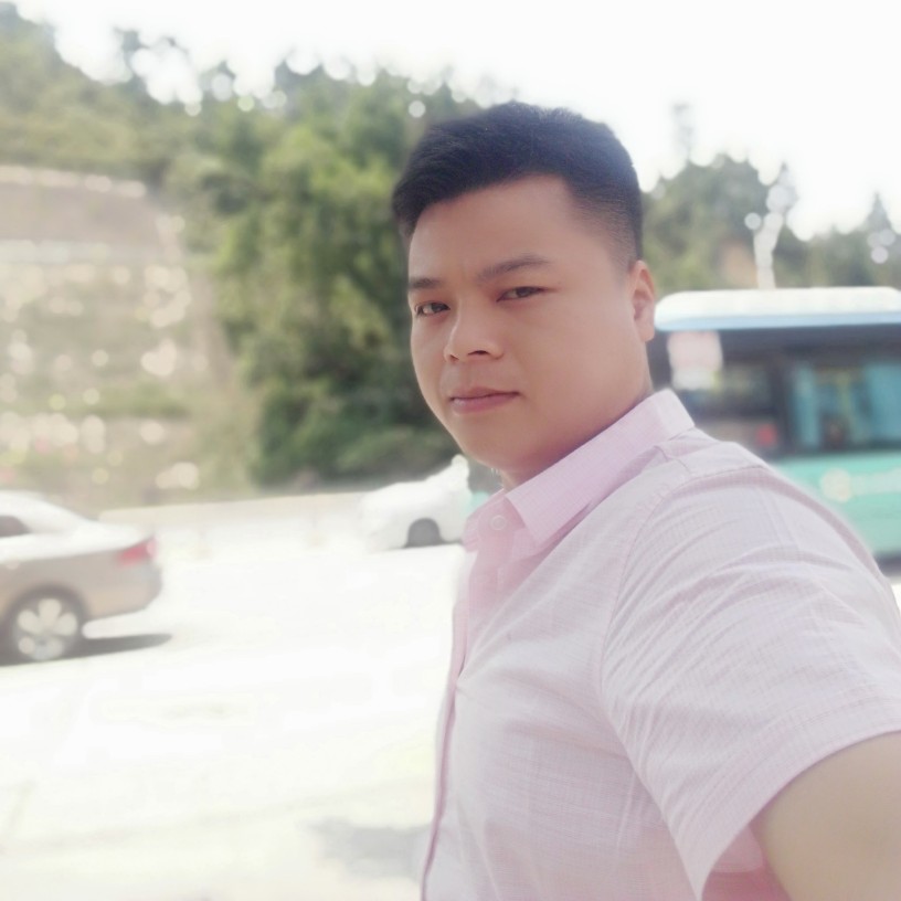 认真凝眸电灯胆的照片