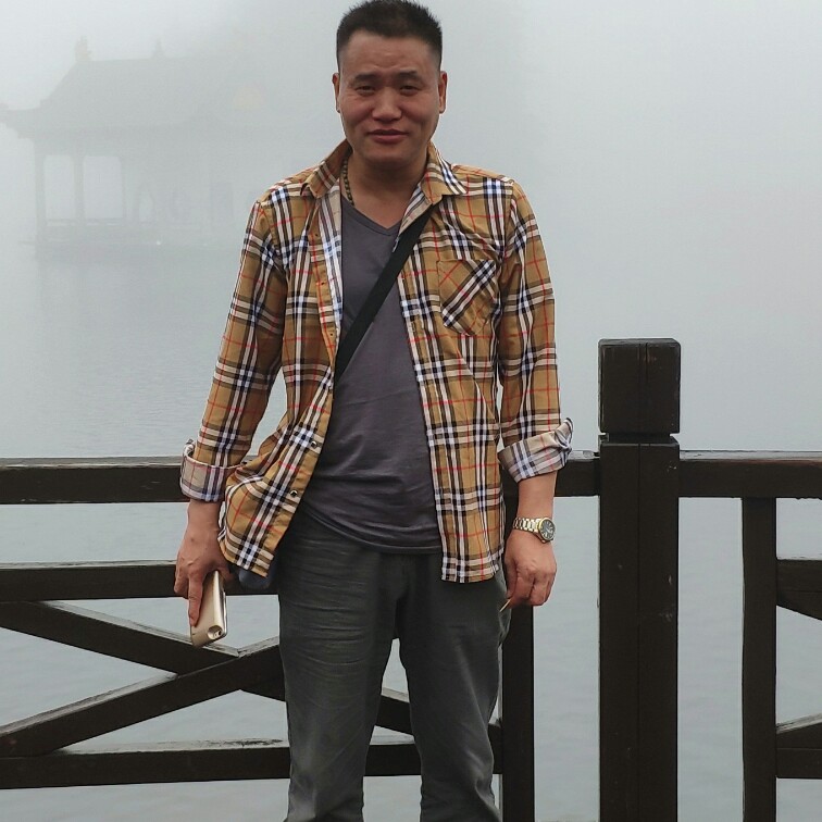 晨阳回眸虚心的照片