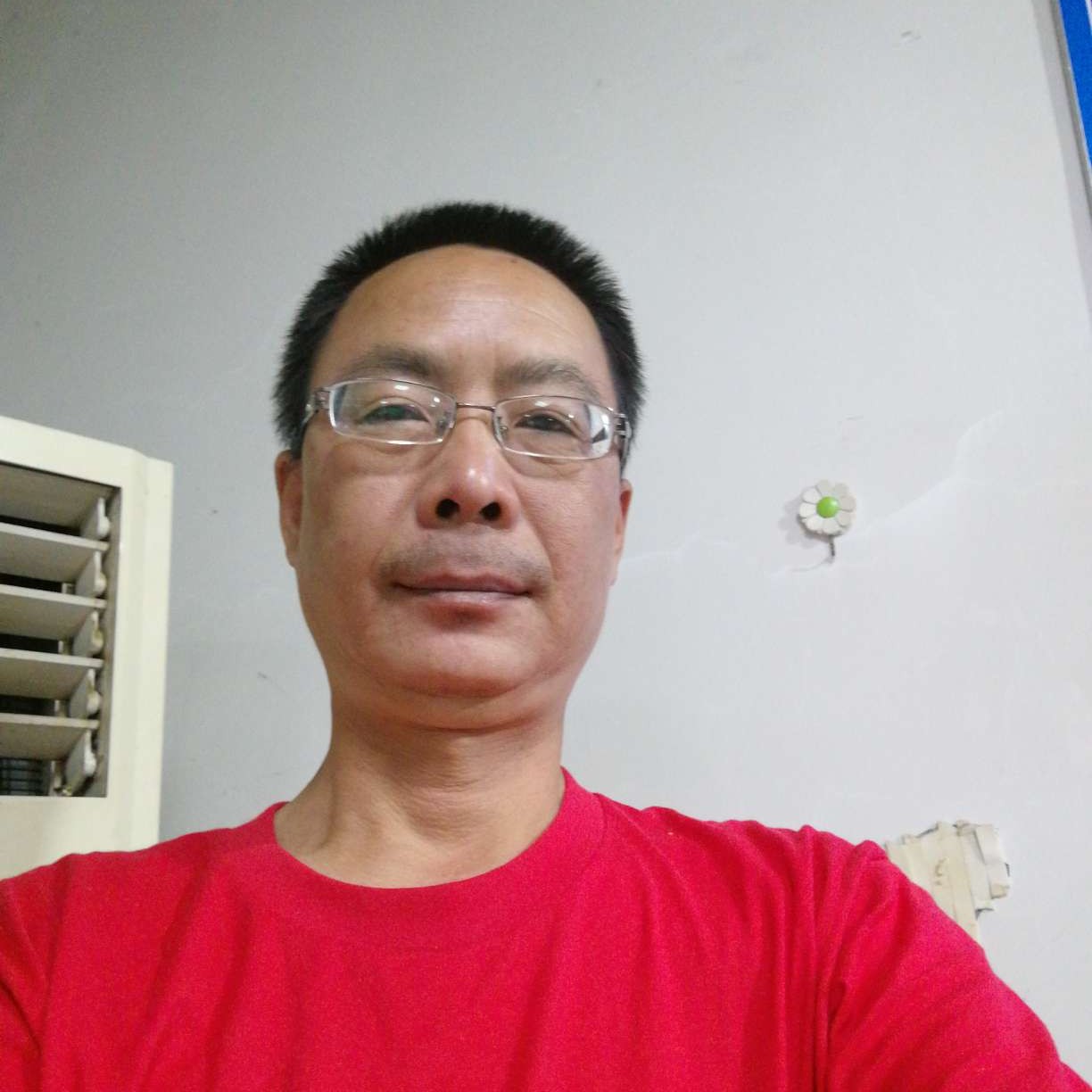 忧虑凝眸天空的照片