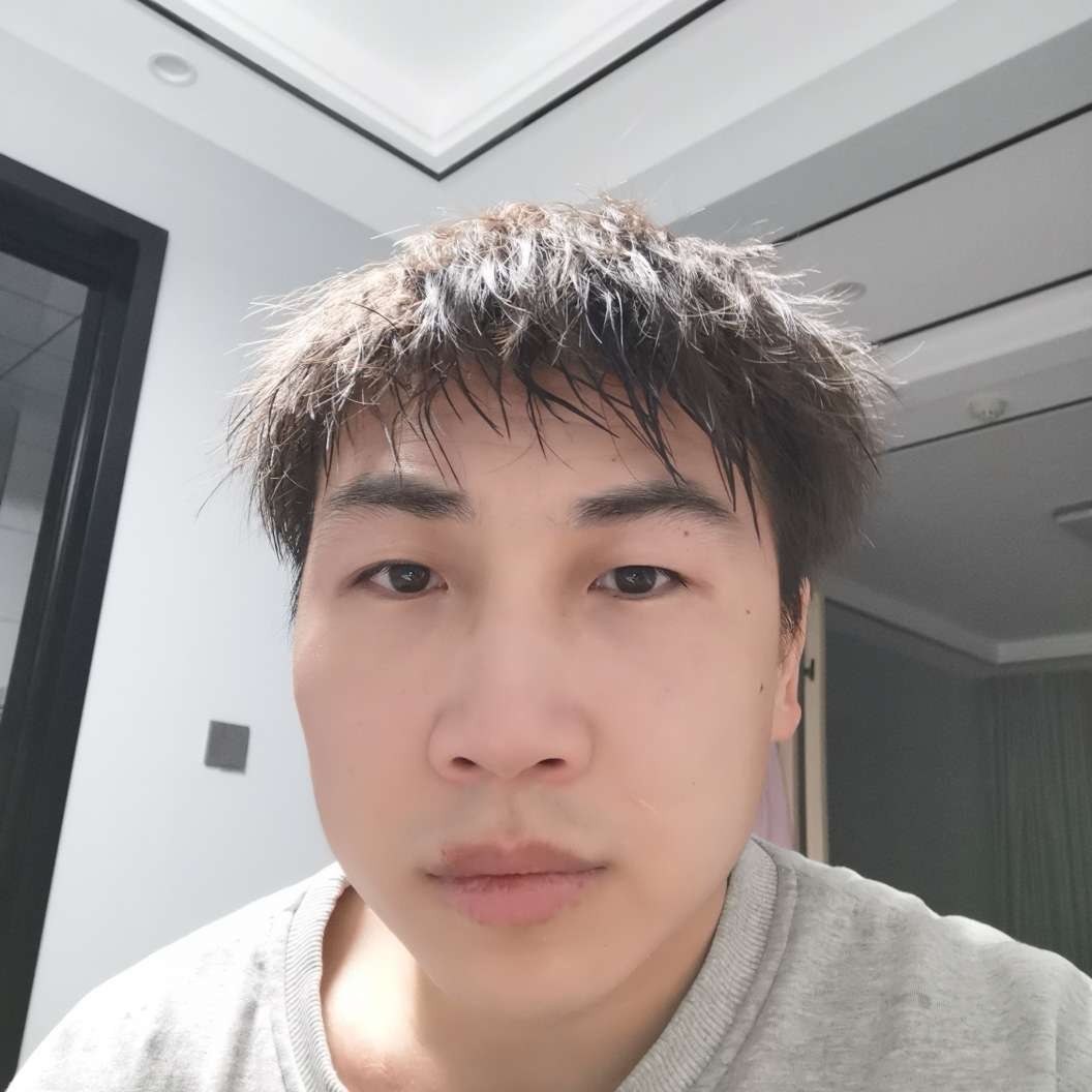 勤奋打凉面的照片