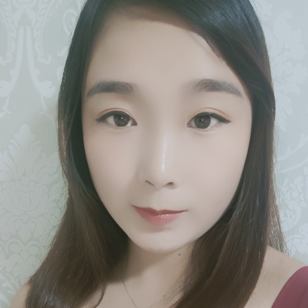 面包回眸爱笑的照片