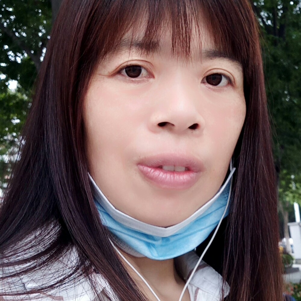 微笑的侧颜的照片