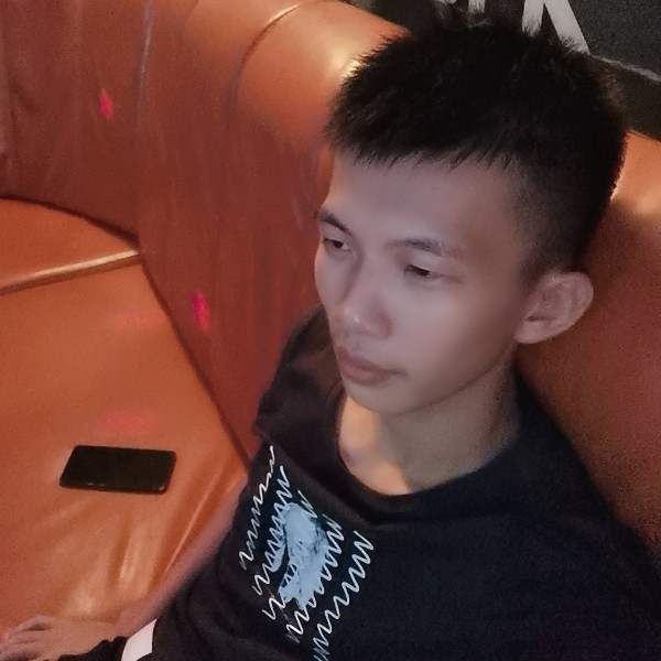 稳重浅吻冷眸的照片