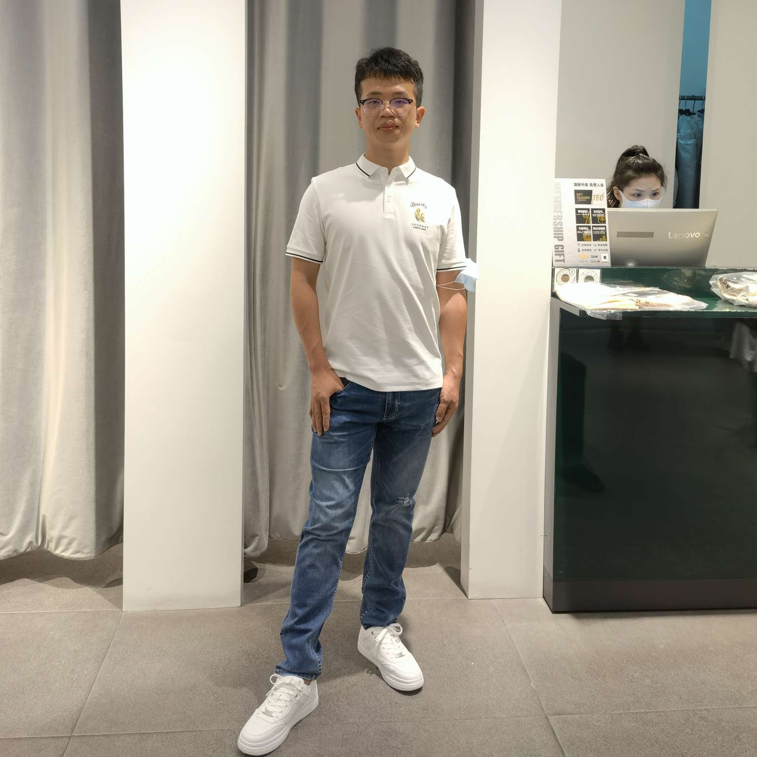 调皮与耳机的照片