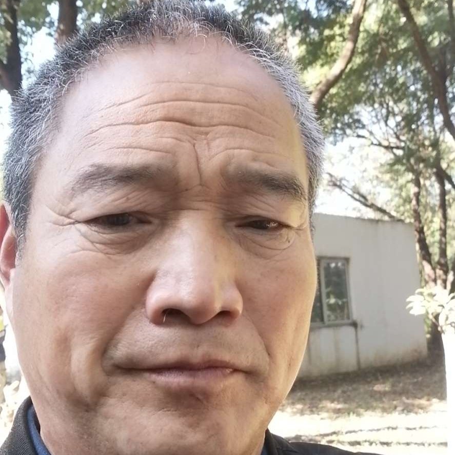 超级蹙眉大叔的照片