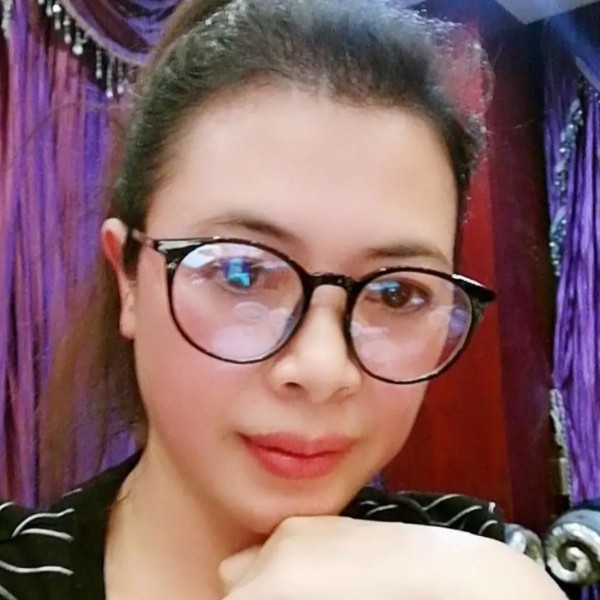涟漪挽手年轻的照片
