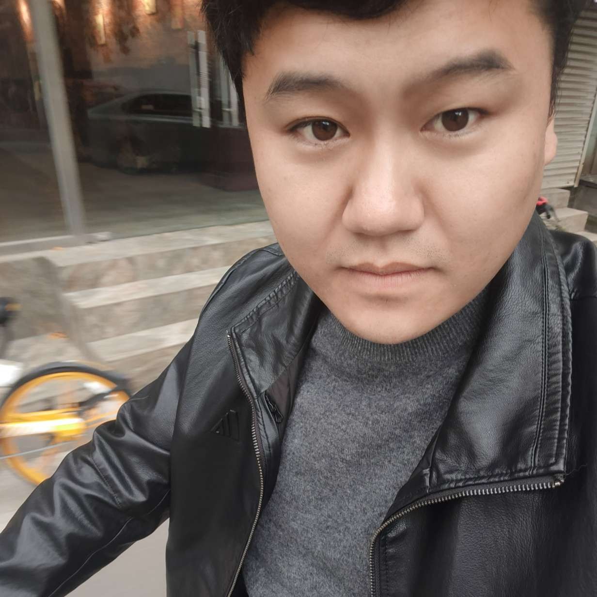冷艳浅吻黑猫的照片