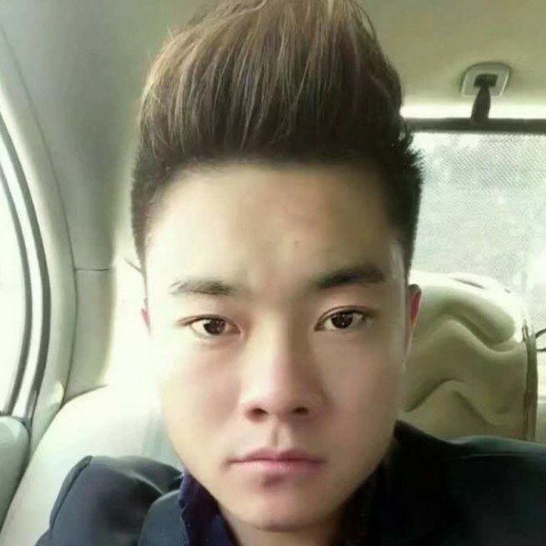 影子下的男孩的照片