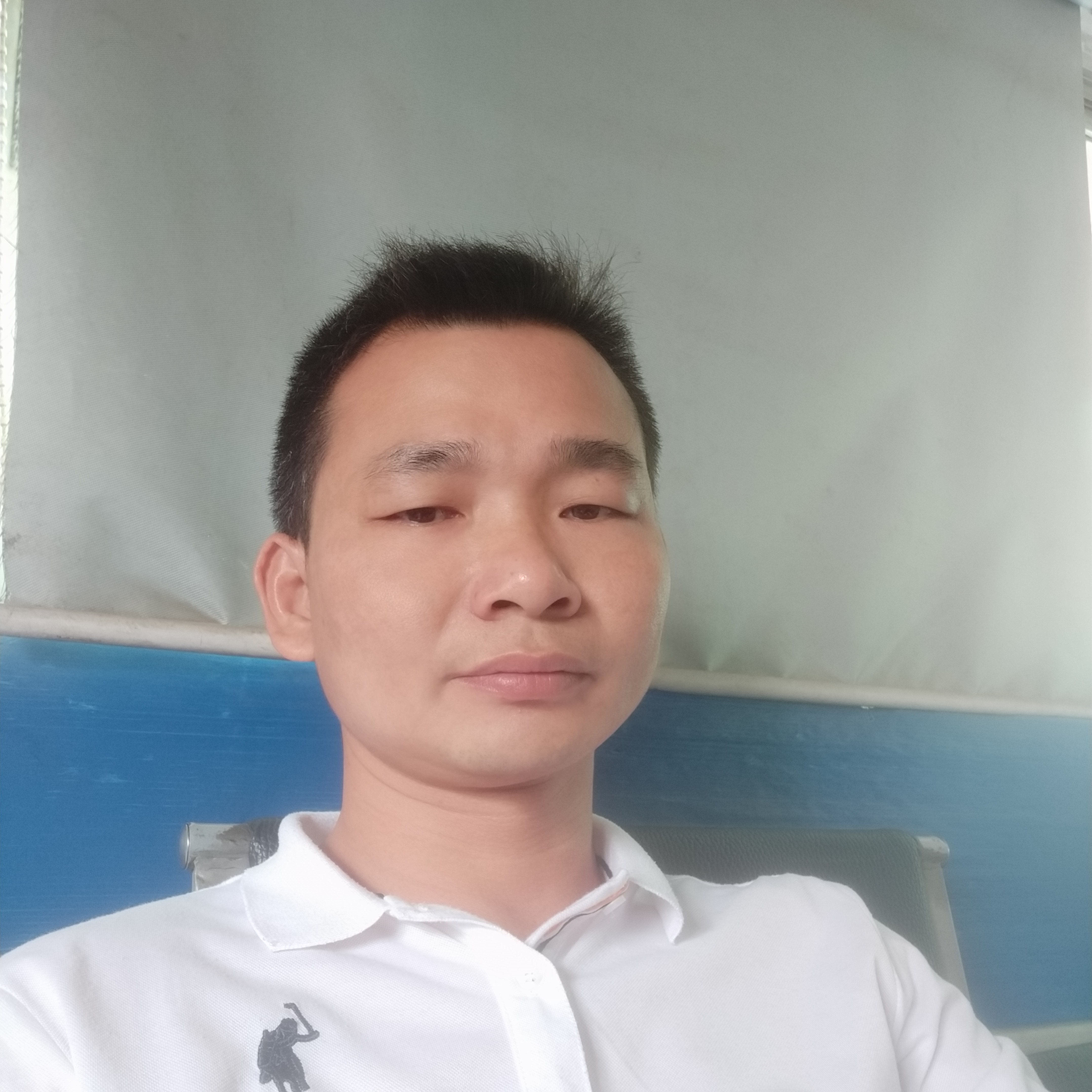 现代用酒窝的照片