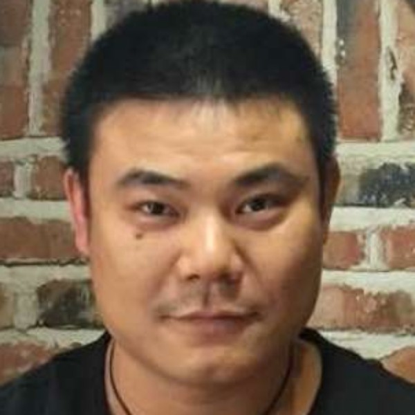 长颈鹿闻一个人的照片