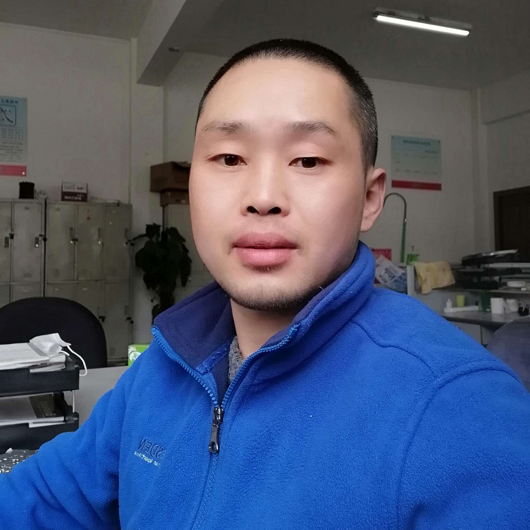 消失在人海的照片