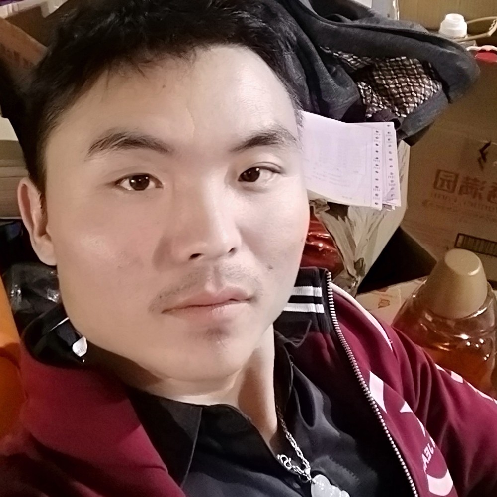 高兴蹁跹月饼的照片