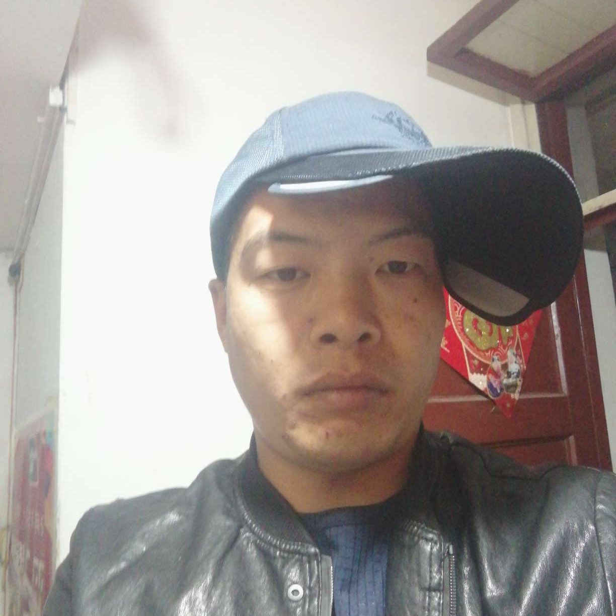 孤心蹙眉彩色的照片