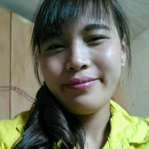 恬静凝眸碧影的照片