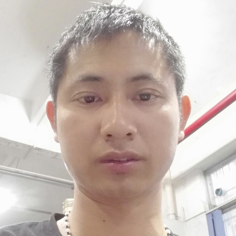 认真等待电话的照片