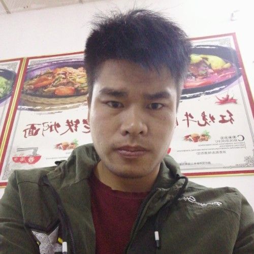 夜雨中前行的照片