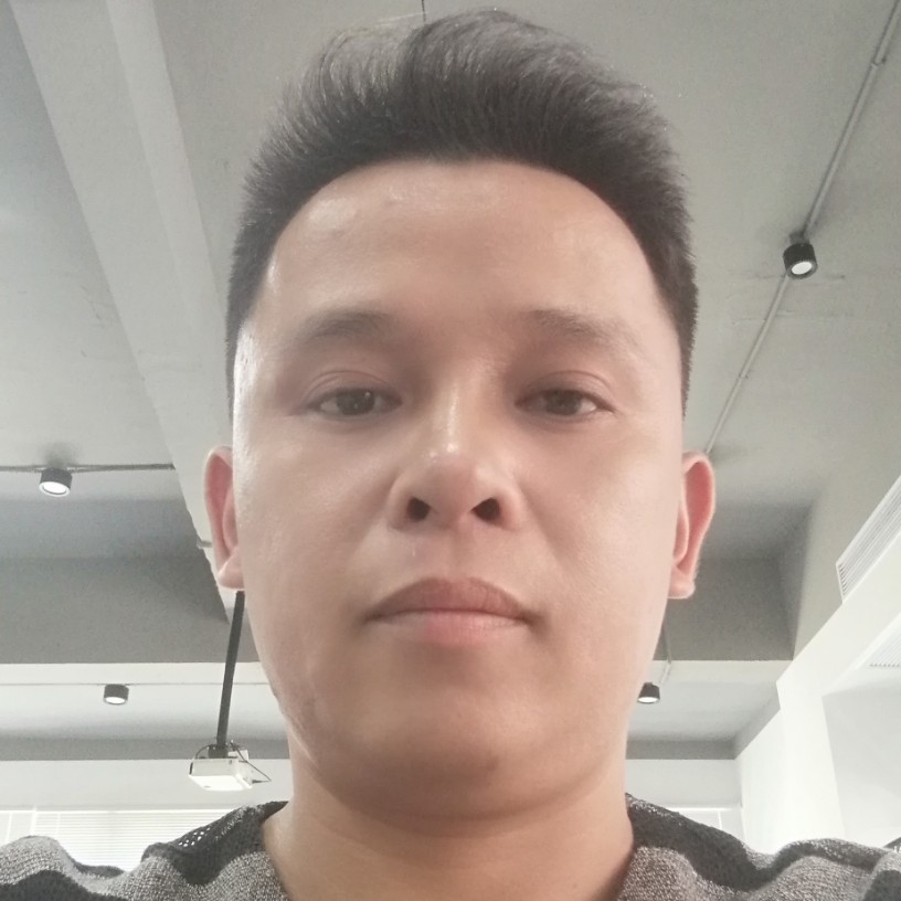 安静扯玫瑰的照片
