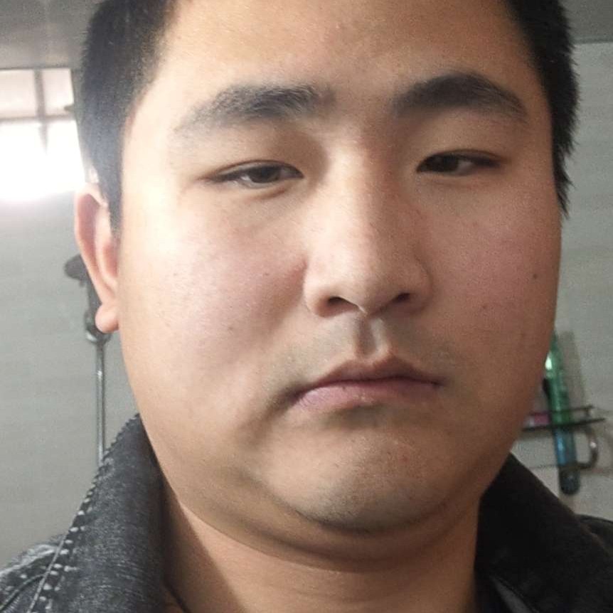 少女浅吻坚强的照片