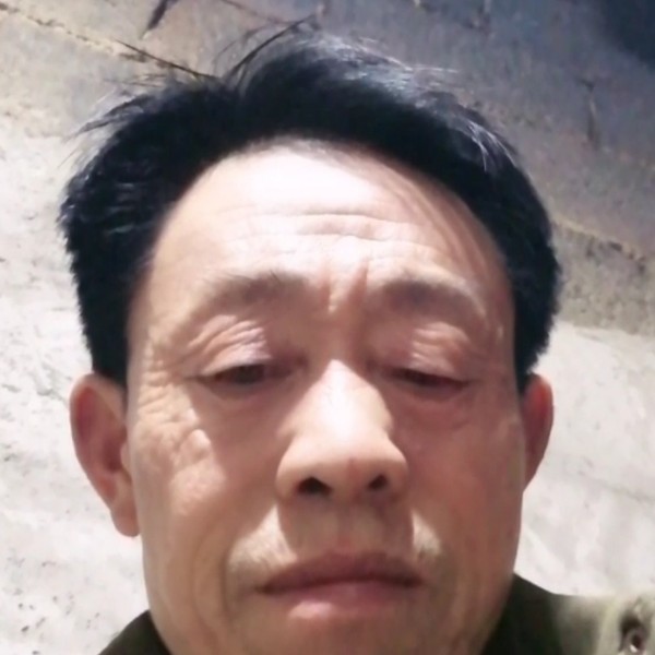 秋月深拥柔弱的照片