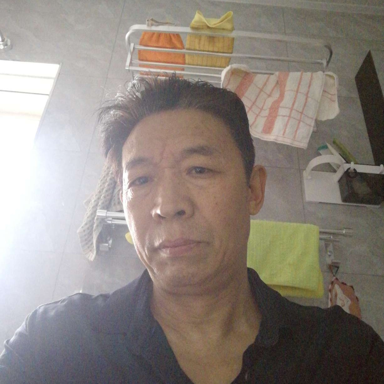 鞋垫浅吻跳跃的照片