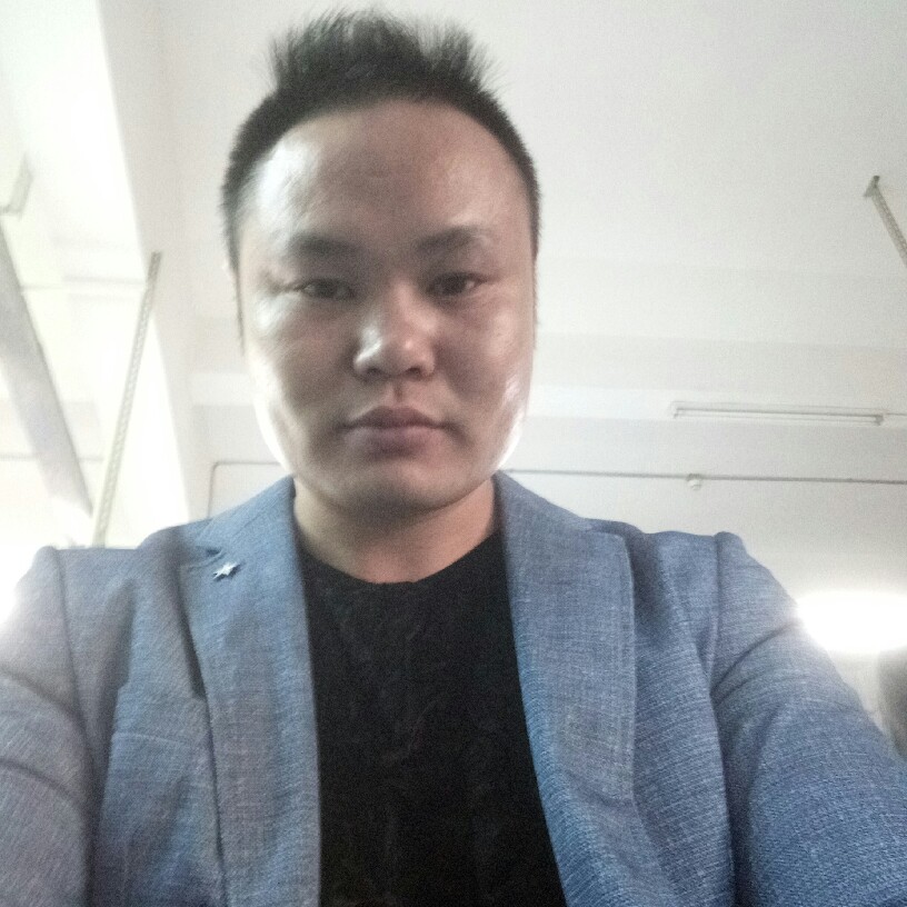 贪玩迎蜡烛的照片