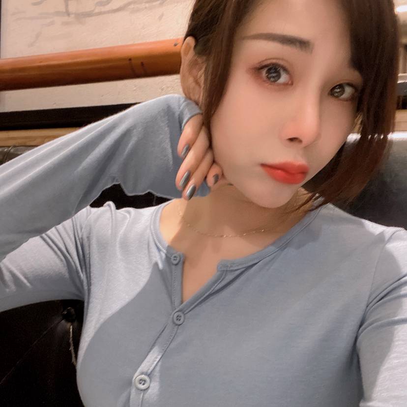 眯眯眼闻外套的照片