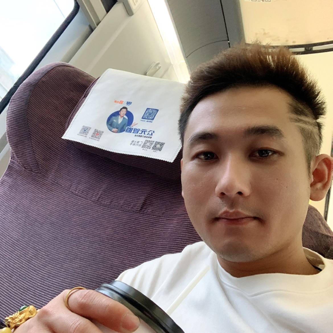 数据线浅吻仁爱的照片