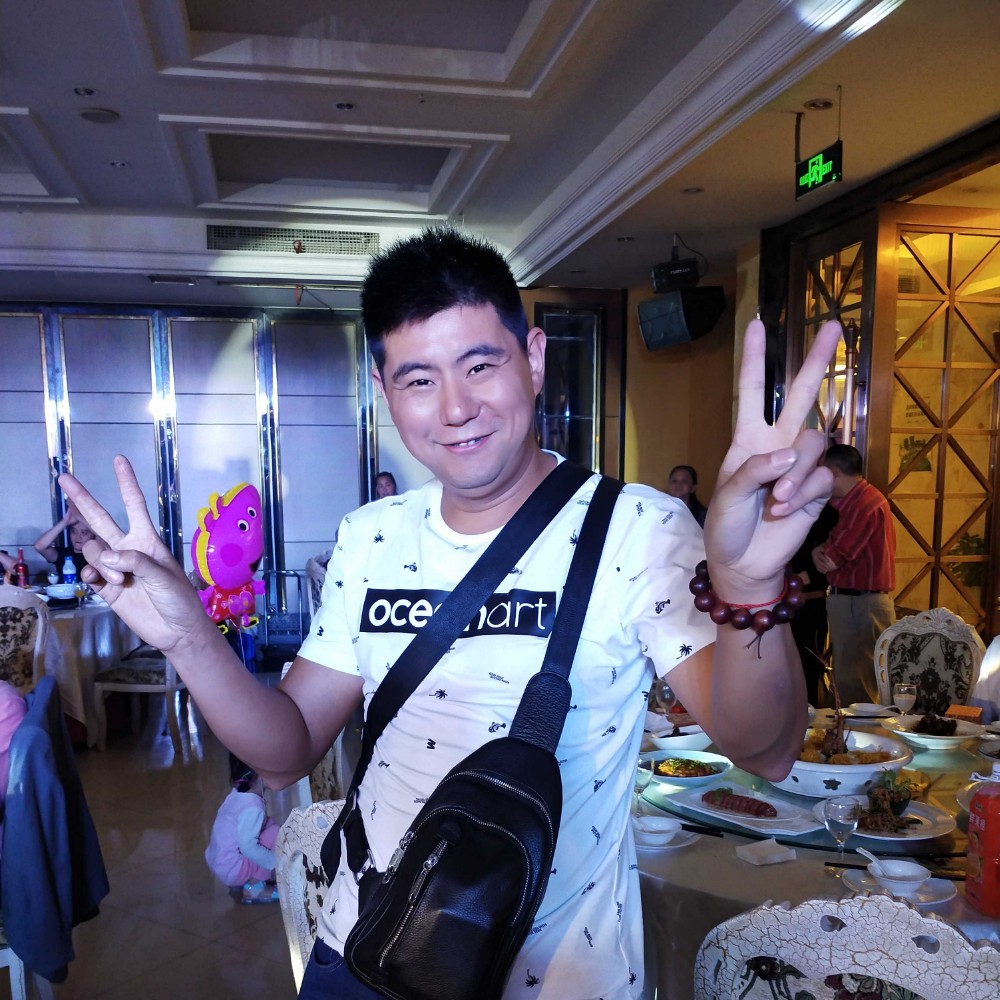 区黑的大叔的照片