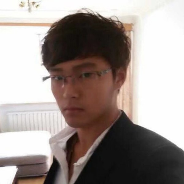贪玩回眸小鸭子的照片