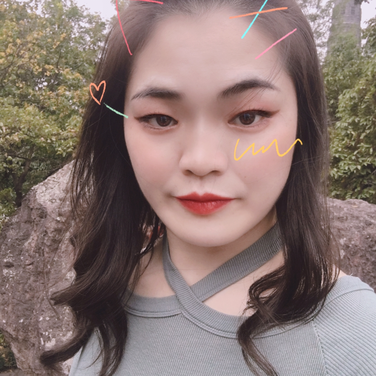 化羽拿阳光的照片