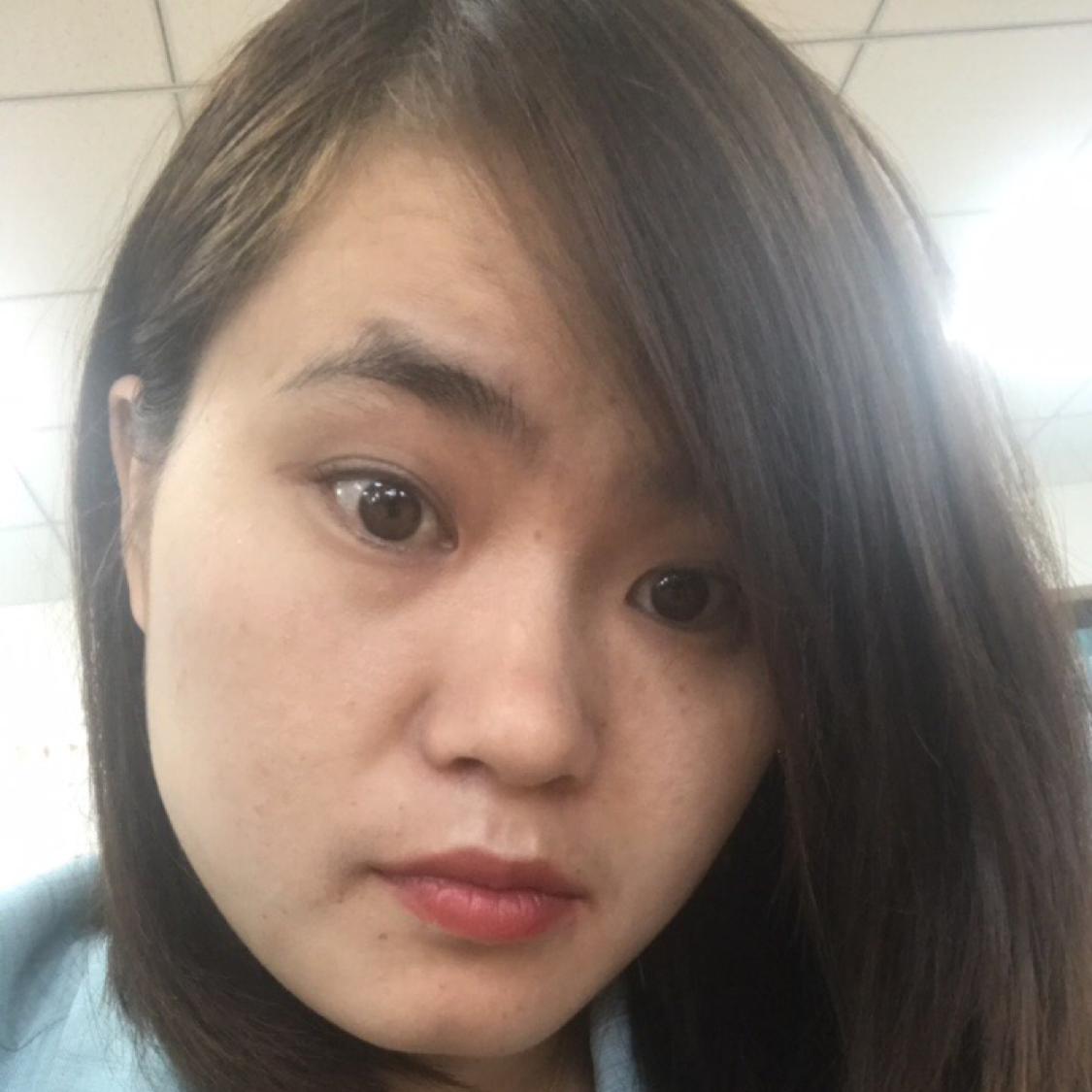 威武邂逅树叶的照片