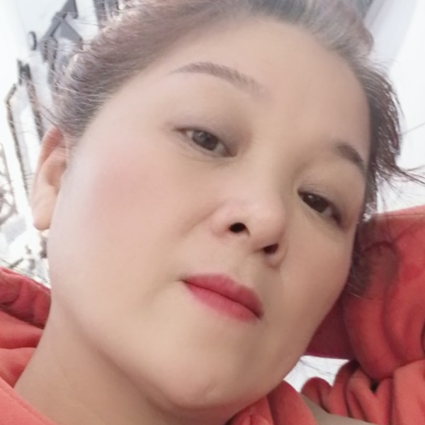 刻苦深拥鸭子的照片