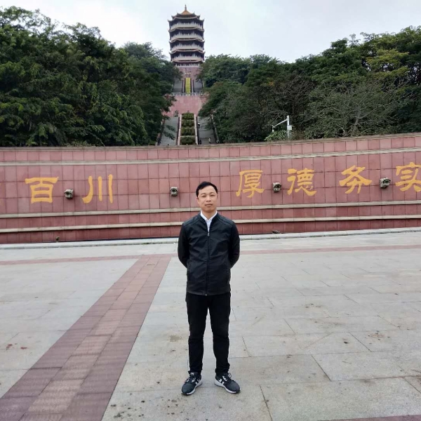 欢呼草丛的照片
