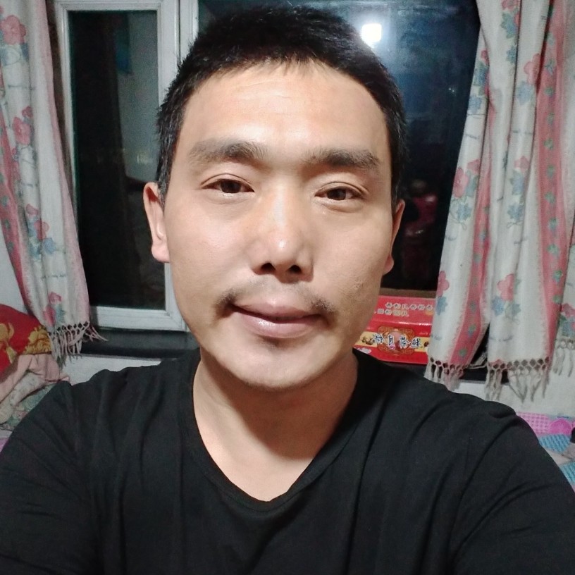 一个人迎画笔的照片