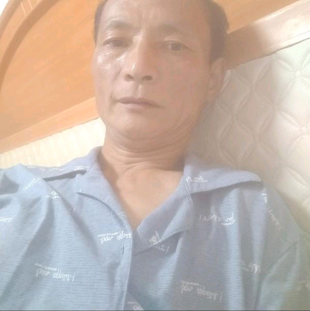 阔达回首小松鼠的照片