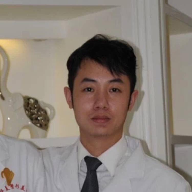 牙医黄涛的照片