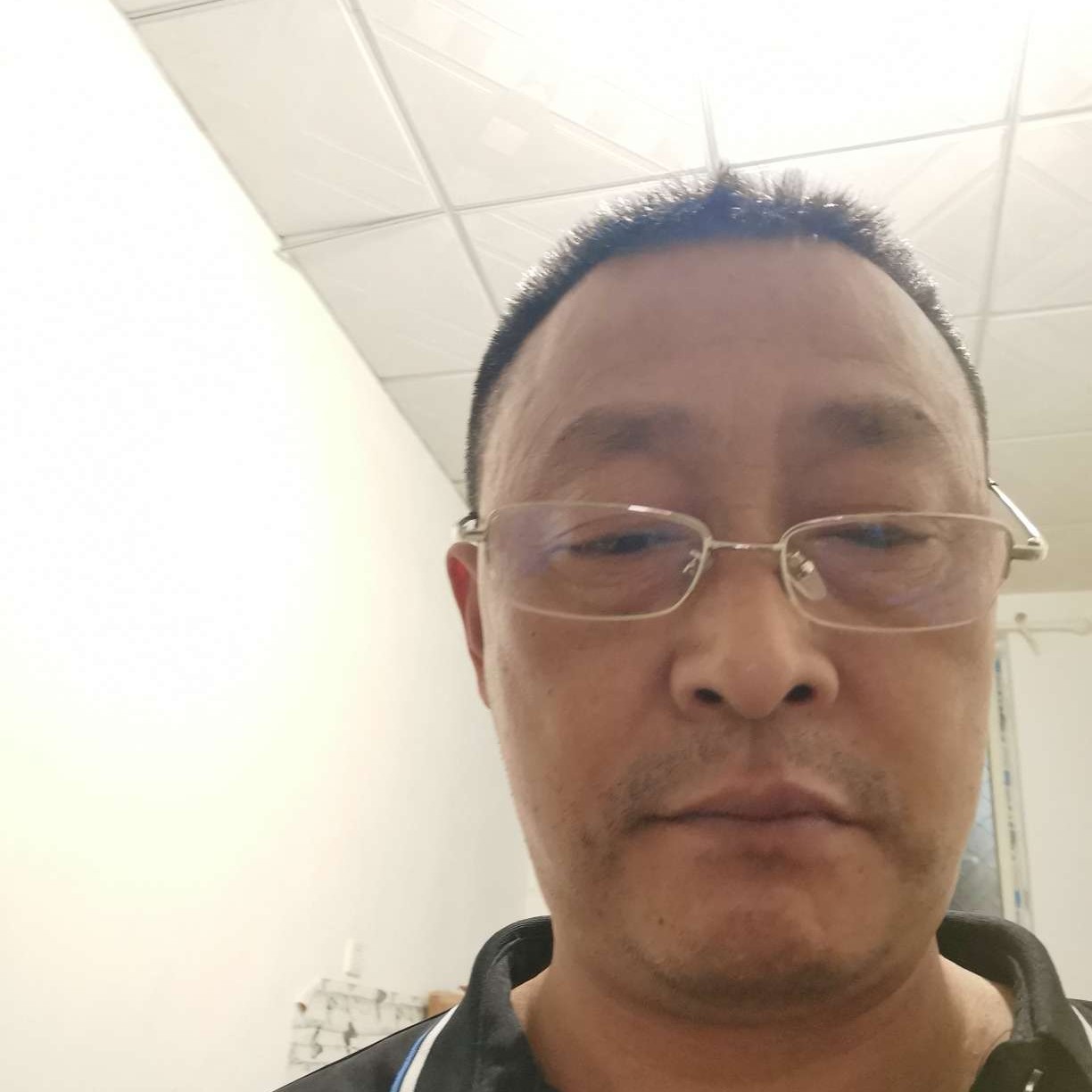 端庄漫步路人的照片