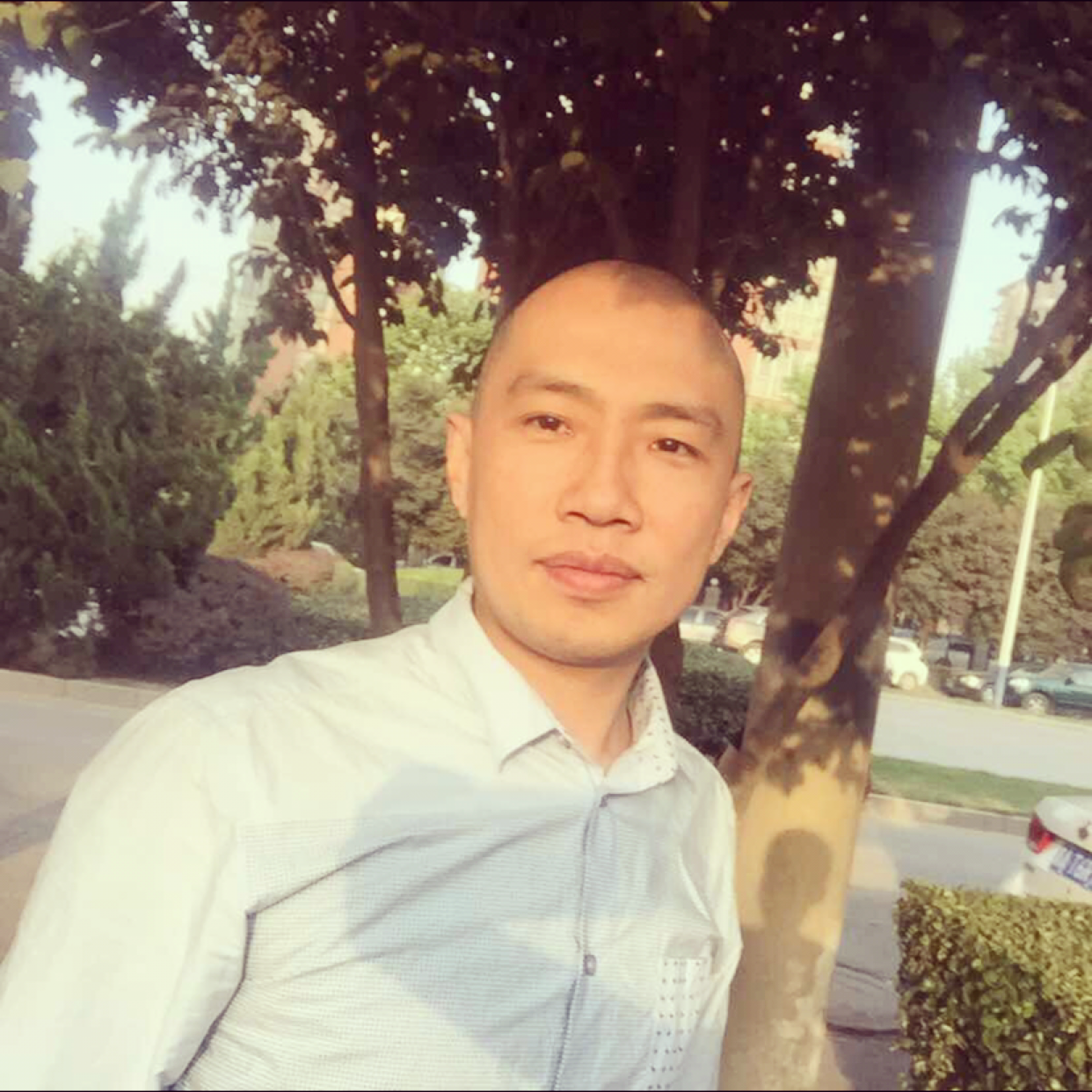 哈哈大笑后的孤独的照片