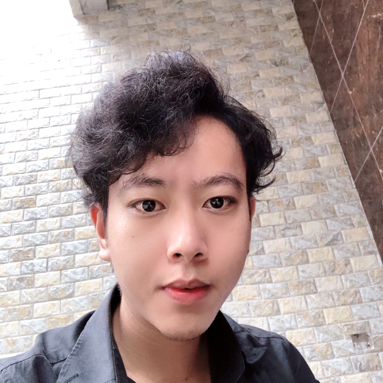 坦率回眸朋友的照片