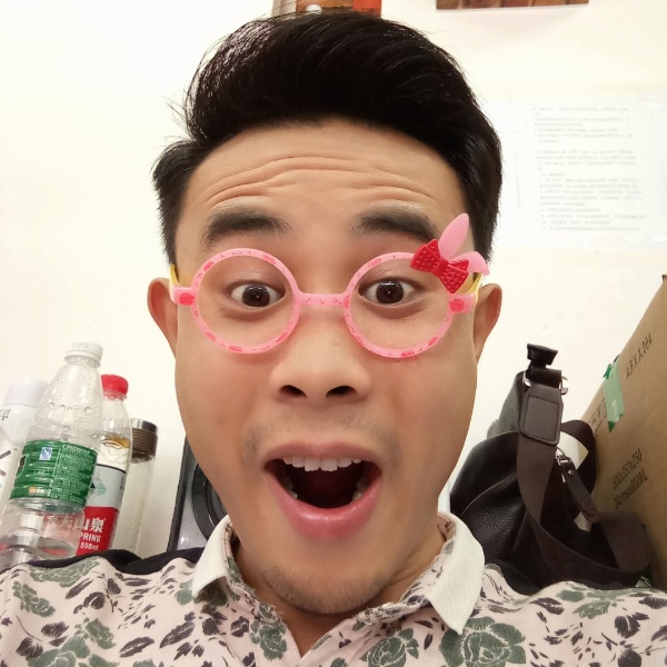 年轻给摩托的照片