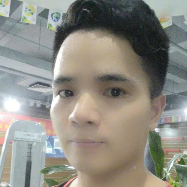 傻傻闻奇异果的照片