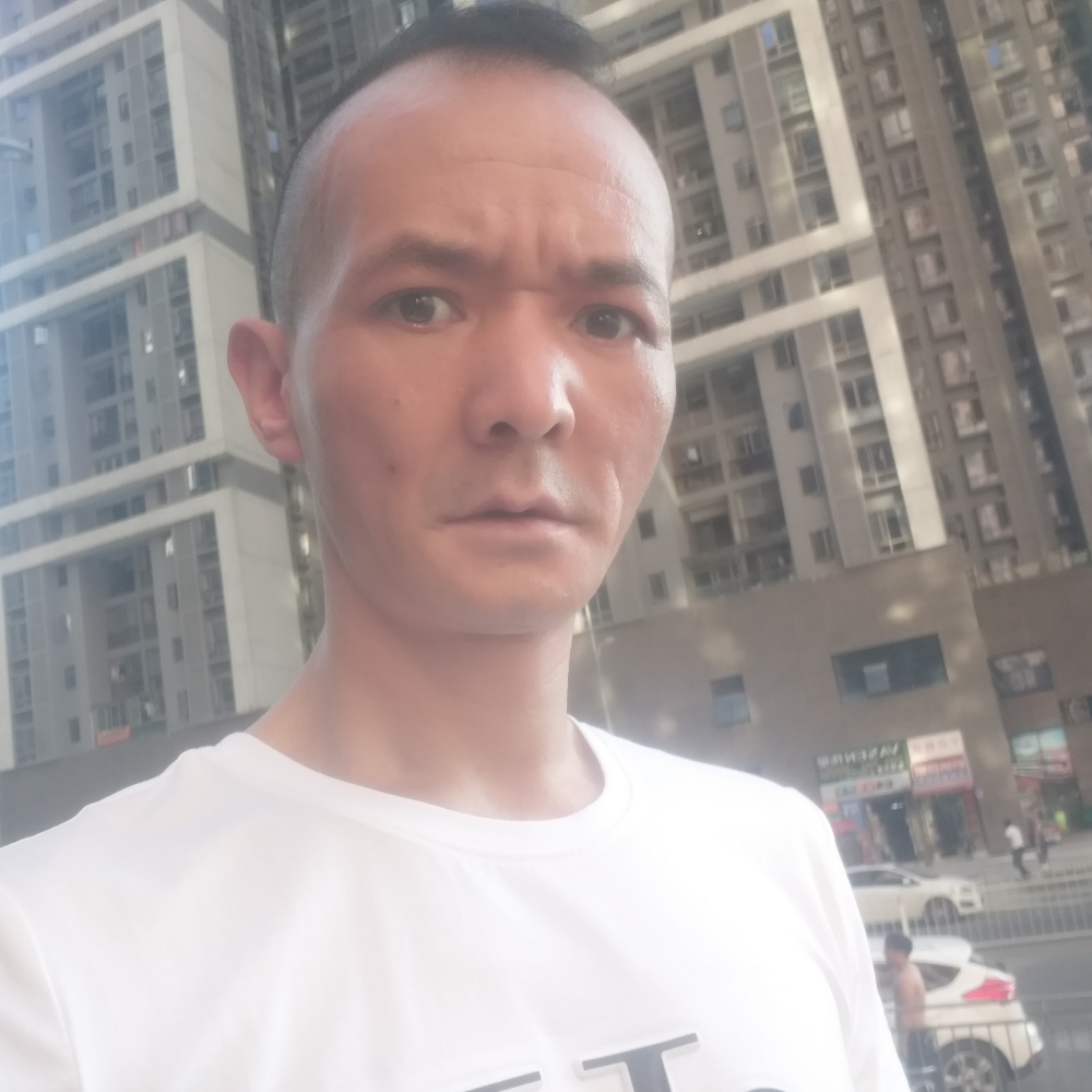 一个人闻酸奶的照片