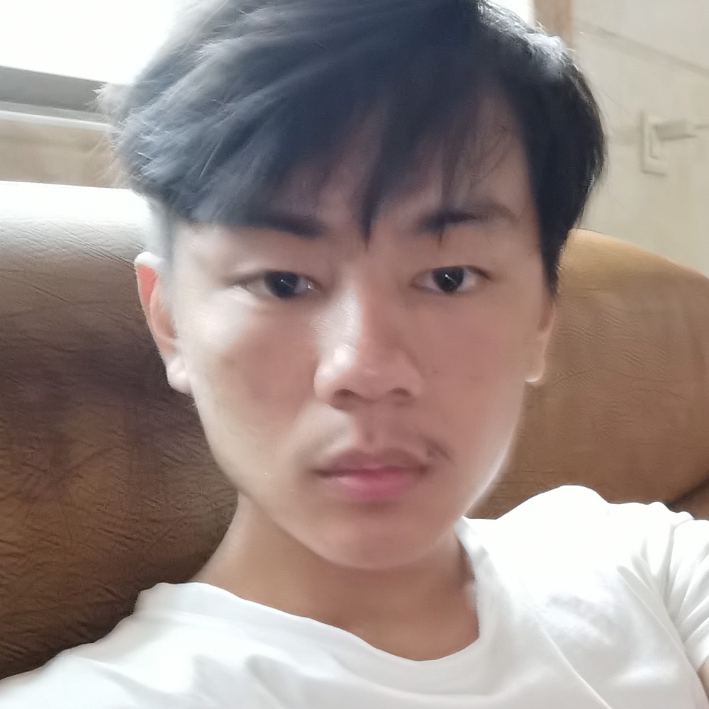 魁梧踢大地的照片