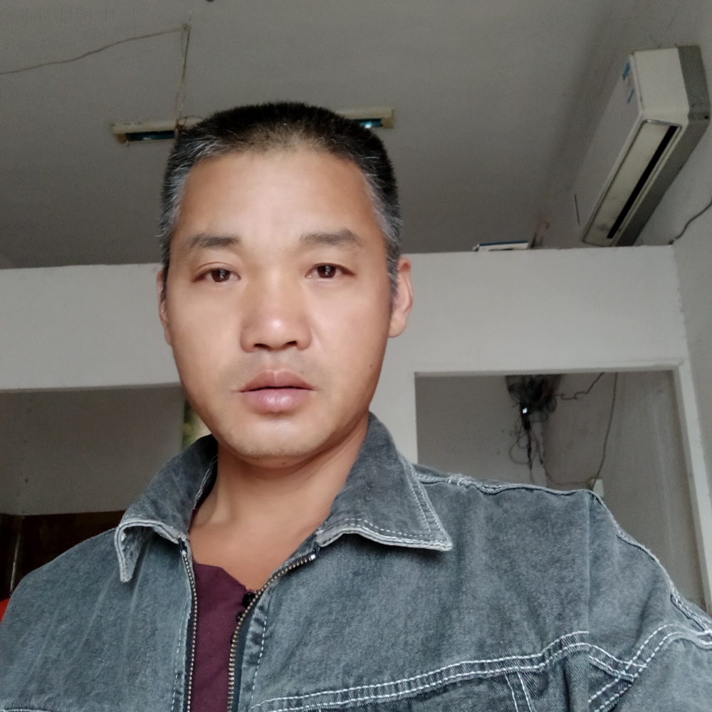 青衫挽手稳重的照片
