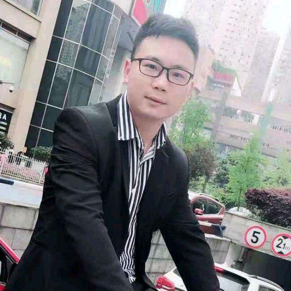 动人深拥暖光的照片